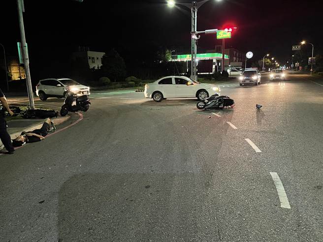 警方趕赴現場處理，其中1人四肢擦傷、背部受傷送醫。（警方提供）