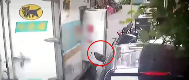 宅配驾驶侧车门没关，刮伤旁边车辆又撞坏该车辆后照镜，苦主留言庆幸：「幸好BMW移走了」。（图／《重机车友 ❘ 各区路况、天气回报中心》）