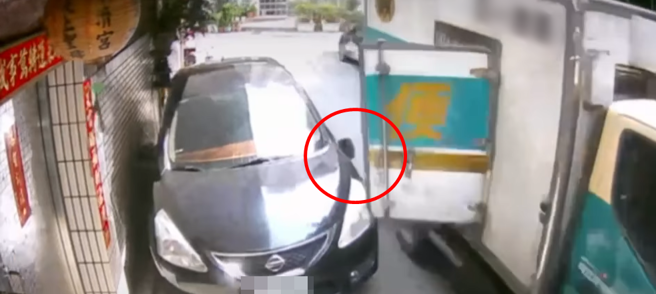 宅配驾驶侧车门没关，刮伤旁边车辆又撞坏该车辆后照镜，苦主留言庆幸：「幸好BMW移走了」。（图／《重机车友 ❘ 各区路况、天气回报中心》）