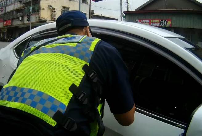 员警趋前关心发现该车引擎还发动着，驾驶手紧握方向盘，人却趴在上面一动也不动。（民眾提供）