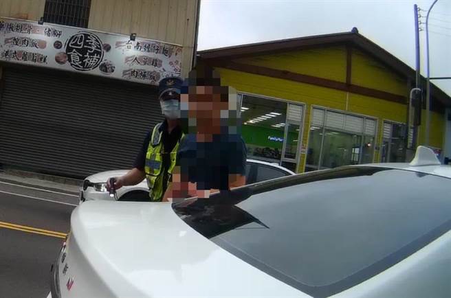 警方将锺男带返警所侦办，全案讯后依公共危险罪嫌移送法办。（民眾提供）