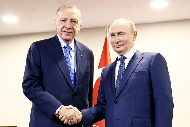 土耳其总统艾尔段（Recep Tayyip Erdogan）19日与俄罗斯总统普丁举行峰会，不过艾尔段让普丁苦等50秒才走进会场，让普丁在现场尷尬「罚站」，后续还要硬挤出笑容和艾尔段握手。（图／美联社、克里姆林宫）