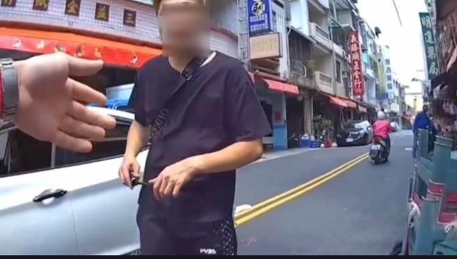 高雄一名男子於7月18日下午在楠梓街頭當街咆嘯，楠梓警方獲報到場處理。（翻攝照片／林瑞益高雄傳真）