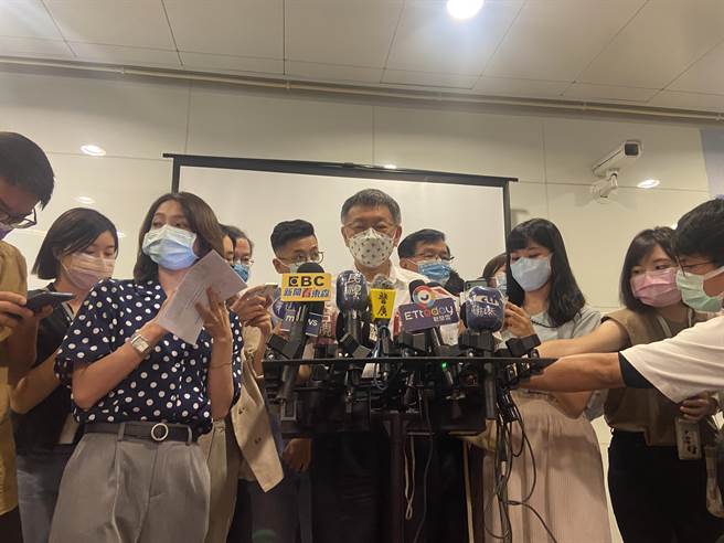 台北市长柯文哲（中）20日上午前往视察信义线东延段工程，谈及自己的捷运建设成绩。（陈薏云摄）