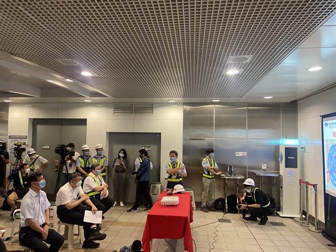 台北市长柯文哲（左二）20日上午前往视察信义线东延段工程，并在捷运站聆听简报。（陈薏云摄）