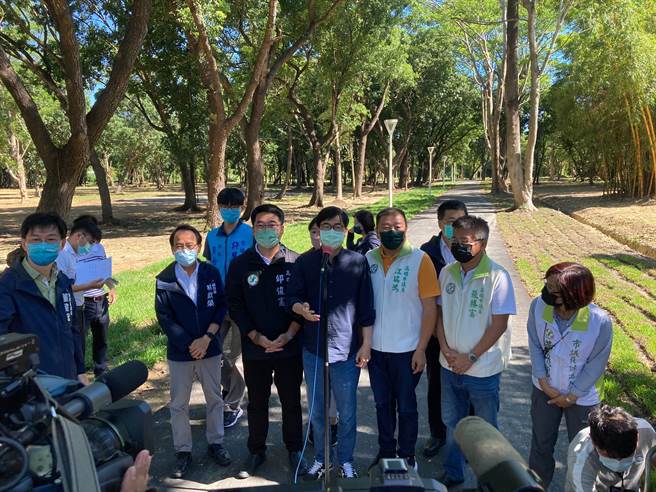 高雄市長陳其邁被問及民調大幅領先柯志恩時，陳其邁強調，現在關心就是市政，民調離選舉有一段時間，現階段還是以市政為主。(記者林雅惠攝)