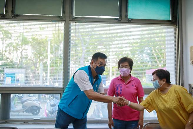 国民党新竹市长参选人林耕仁20日续走基层、巩固眷村铁票。（林耕仁提供／陈育贤新竹传真）