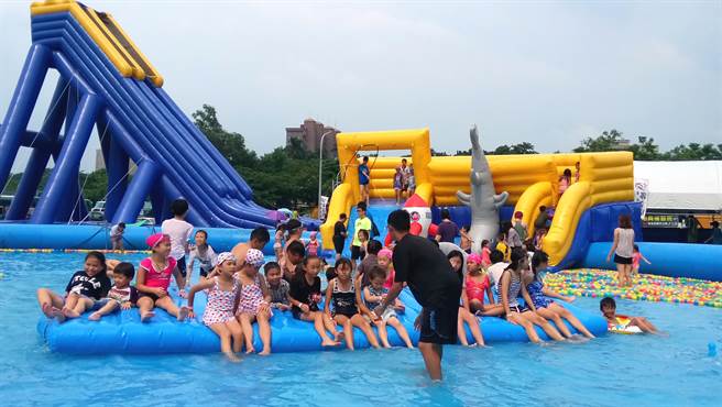 本周惊喜加码的气垫嘉年华，比篮球场大的巨型戏水池。（高市观光局提供）