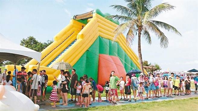 本周惊喜加码的气垫嘉年华，也要让小朋友玩到欲罢不能。（高市观光局提供）