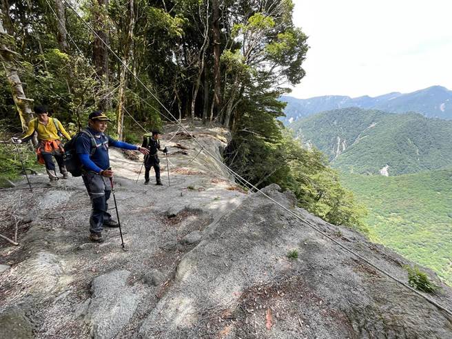 台東30歲阿美族林姓揹工在戒茂斯山15日運補物資回程失蹤迄今，台東縣消防局及民間單位投入搜索。（台東縣消防局提供／蔡旻妤台東傳真）
