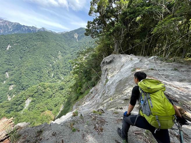 台東30歲阿美族林姓揹工在戒茂斯山15日運補物資回程失蹤迄今，台東縣消防局及民間單位投入搜索。（台東縣消防局提供／蔡旻妤台東傳真）