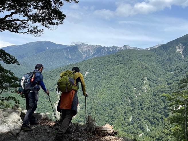 台東30歲阿美族林姓揹工在戒茂斯山15日運補物資回程失蹤迄今，台東縣消防局及民間單位投入搜索。（台東縣消防局提供／蔡旻妤台東傳真）