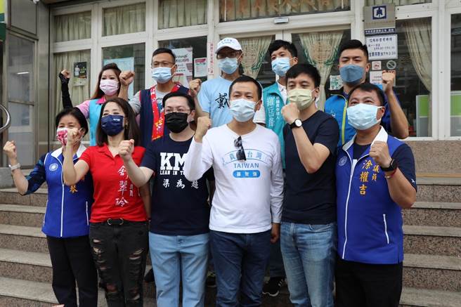 国民党前台北市议员罗智强（前排右三）今日出发环岛祈福行脚。（蔡明亘摄）