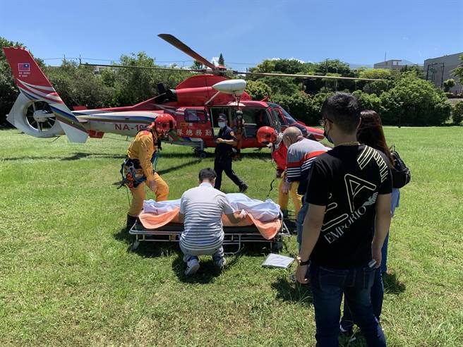 空勤總隊將粘男遺體吊掛下山，後續交由家屬及員警處理。（台中市消防局提供／陳淑娥台中傳真）