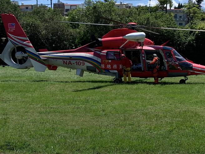 空勤總隊將粘男遺體吊掛下山。（台中市消防局提供／陳淑娥台中傳真）