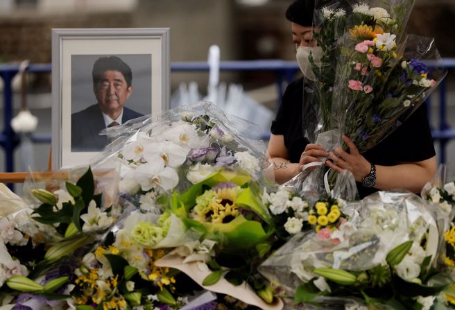 日本读卖新闻今天报导，多位日本政府相关人士透露，日本政府已进入最终协调阶段，预计9月27日在东京都日本武道馆为已故前首相安倍晋三举行「国葬」。(图／路透社)