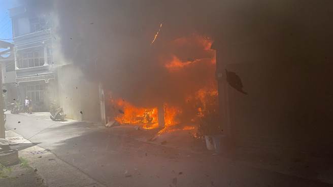 台南仁德区上午传出一户民宅火警，消防队全力灌救。(民眾提供／曹婷婷台南传真)