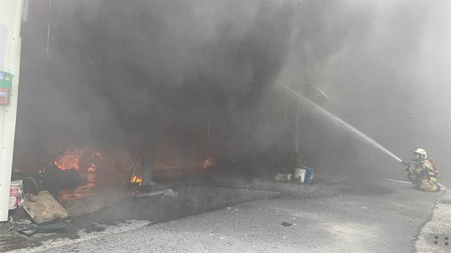 台南仁德区上午传出一户民宅火警，消防队全力灌救。(民眾提供／曹婷婷台南传真)