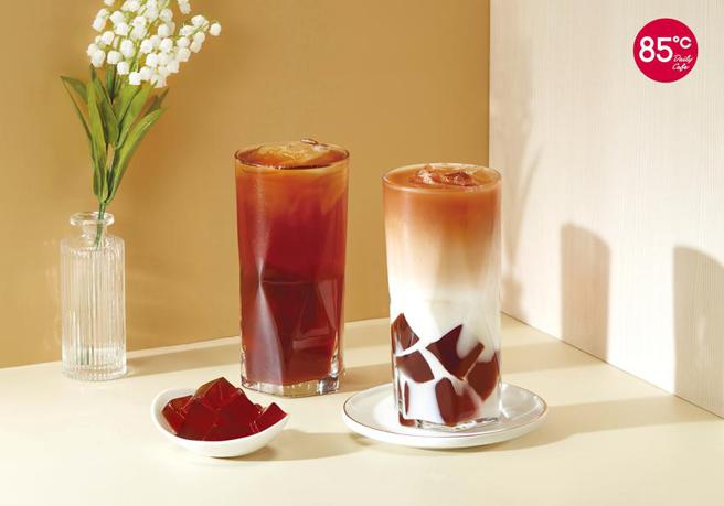 （7月21日上市的85度C伯爵冻饮，均加了手工作的茶冻，号称是「咀嚼系手摇茶」。图／85度C)