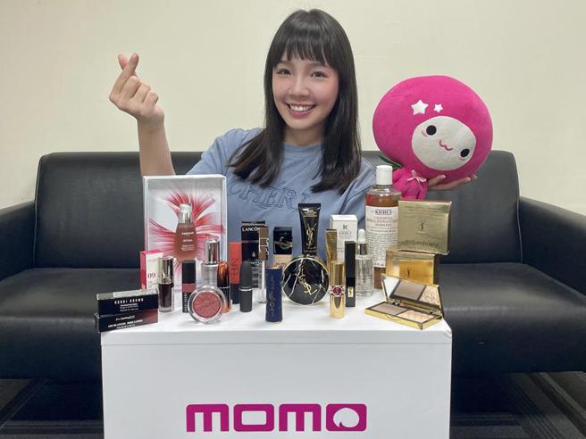 （七夕到来，美丽商机暴风涌现。富邦媒旗下momo购物网分享，近两周彩妆销售年增达100％。图／富邦媒提供）