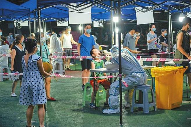 圖為大陸四川成都一處小區正在展開全員核酸檢測。（摘自新華網）