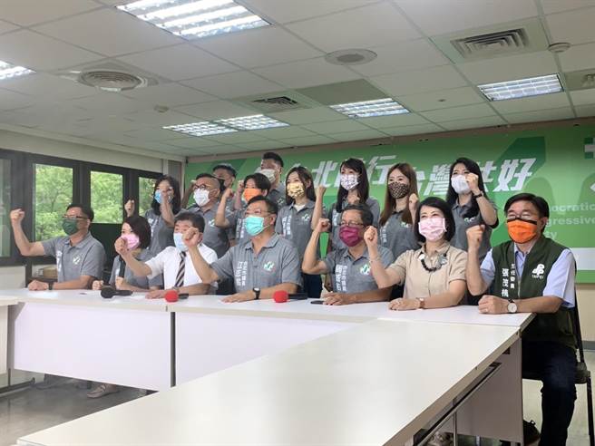 民进党台北市长参选人陈时中宣布参选后首次前往北市议会拜会。（黄婉婷摄）