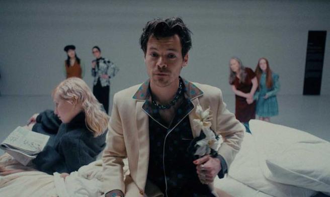 哈利斯泰爾斯日前推出《Late Night Talking》MV，片中多款造型皆出自Gucci之手。（摘自Gucci IG）