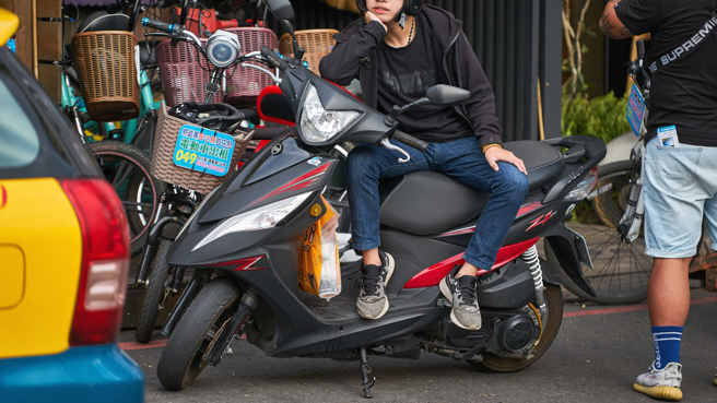 一名网友说明，机车座垫都是黑色是因为鲜艳的顏色容易螁色、发黏。（示意图，达志影像）