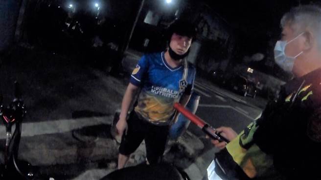 湖內警方取締騎士交通違規。（翻攝照片／林瑞益高雄傳真）