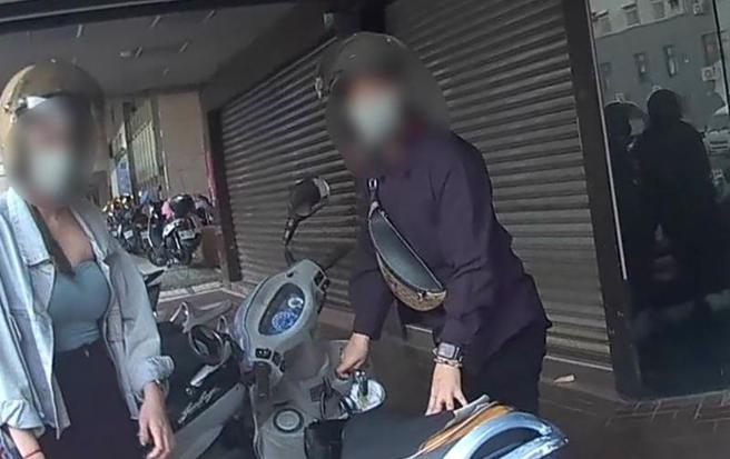 疑是詐騙集團車手頭的台南郭姓女子（右）19日清晨騎機車載友人外出吃早餐時，因越線停等紅燈遭警方攔檢，繼而查出身負6案被通緝，警方訊後依法解送歸案。（圖/ 中央社）