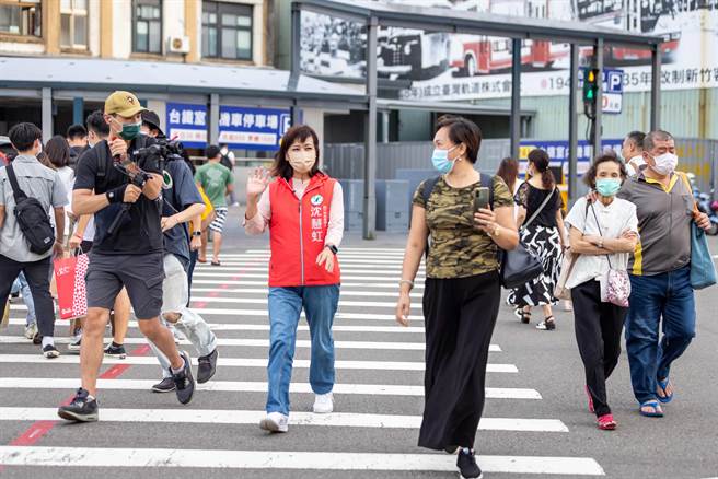 民進黨新竹市長參選人沈慧虹20日預告將打出「新媒體戰」，推出全新社群新節目「慧虹的認真散步」。（陳育賢攝）