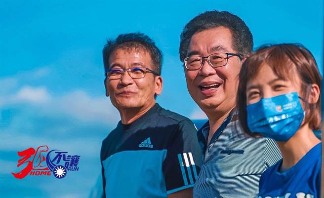 国民党苗栗县长参选人谢福弘（中）发声明，指时代力量混淆视听。（谢福弘团队提供／李京升苗栗传真）