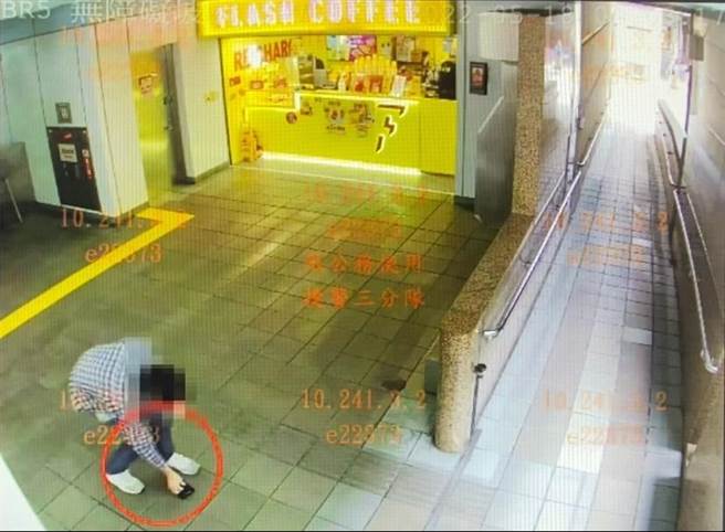 男子捡到他人遗失的物品却据为己有遭警方依法送办。（翻摄画面）