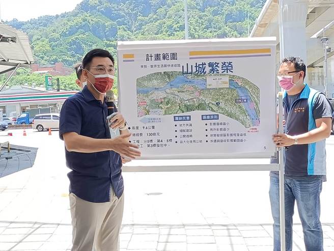 立委江启臣对东丰快速道路兴建经费分摊，要求恢復原先的73％、27％比例。（陈淑娥摄）