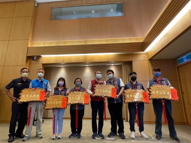 新北市長侯友宜頒發「優質治安社區」認證標章。（新北市警察局提供）