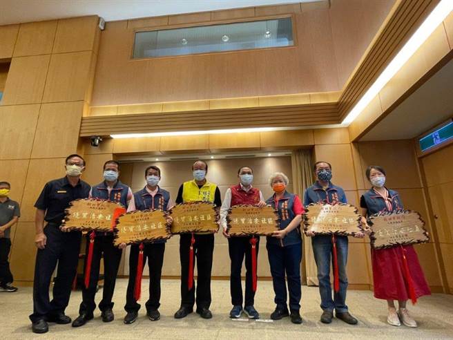 新北市長侯友宜頒發「優質治安社區」認證標章。（新北市警察局提供）