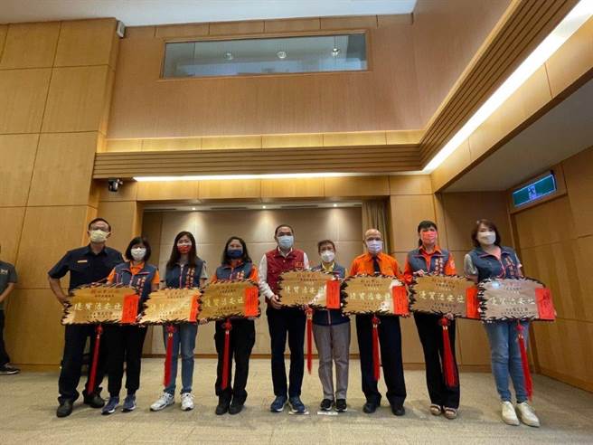 新北市長侯友宜頒發「優質治安社區」認證標章。（新北市警察局提供）