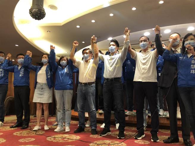 國民黨前副主席、前台北市長郝龍斌與國民黨主席朱立倫今出席北市議會國民黨團餐敘。（楊亞璇攝）