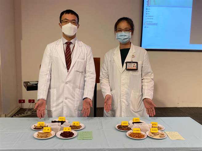 中國醫藥大學附設醫院中醫部推出御冠「疲倦」方劑及御冠「腦霧」方劑，緩解民眾腦霧、疲倦等症狀。（張亦惠攝）