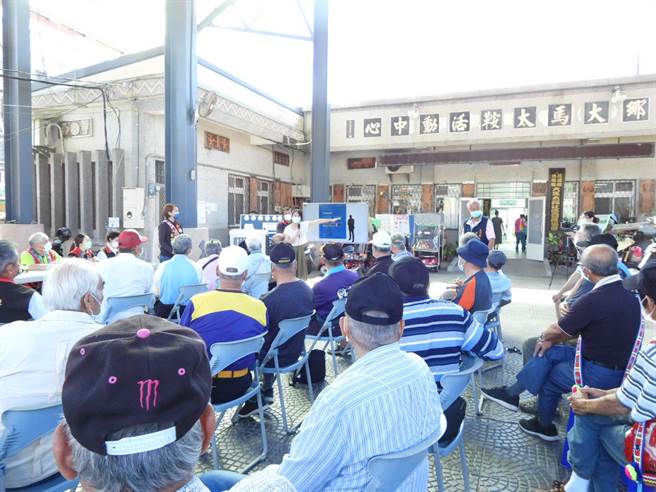 中央研究院民族学研究博物馆馆藏500多件花莲光復马太鞍部落文物逾60年，其中49件将在9月3日返乡展出，今与部落耆老签订文物借展合约书，并向其说明展览细节。（罗亦晽摄）