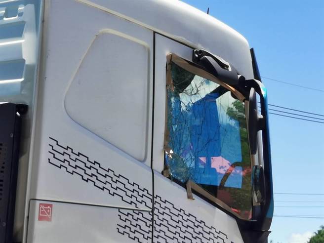 花莲货运公司49岁温姓司机行经台9线疑因身体不适，将大货车停靠路旁后即昏迷，被人发现送医后不治。在场人员表示若他继续开车后果恐不堪设想。（民眾提供／蔡旻妤台东传真）