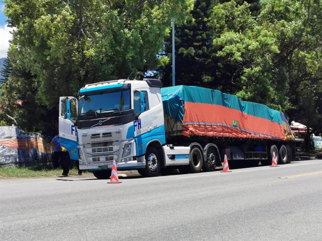 花莲货运公司49岁温姓司机行经台9线疑因身体不适，将大货车停靠路旁后即昏迷，被人发现送医后不治。在场人员表示若他继续开车后果恐不堪设想。（民眾提供／蔡旻妤台东传真）