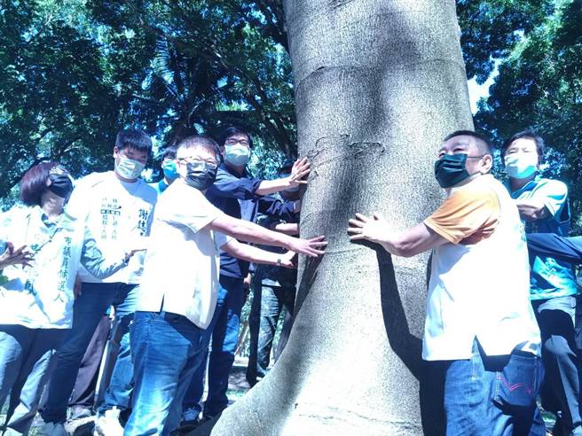 中山大學仁武校區北側軍備局營區約16公頃土地，規劃成為都市森林空間，高雄市長陳其邁今天上午前往視察進度，市府養工處與軍備局協商後，完成拆除廢棄營舍及清除場域內雜木，保留桃花心木、榕樹等喬木，場域預計8月中旬開放，結合校區24公頃，將成為仁武地區最大休憩及運動場域。(記者林雅惠攝)