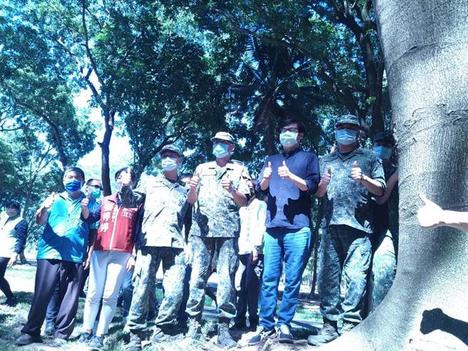 中山大學仁武校區北側軍備局營區約16公頃土地，規劃成為都市森林空間，高雄市長陳其邁今天上午前往視察進度，市府養工處與軍備局協商後，完成拆除廢棄營舍及清除場域內雜木，保留桃花心木、榕樹等喬木，場域預計8月中旬開放，結合校區24公頃，將成為仁武地區最大休憩及運動場域。(記者林雅惠攝)