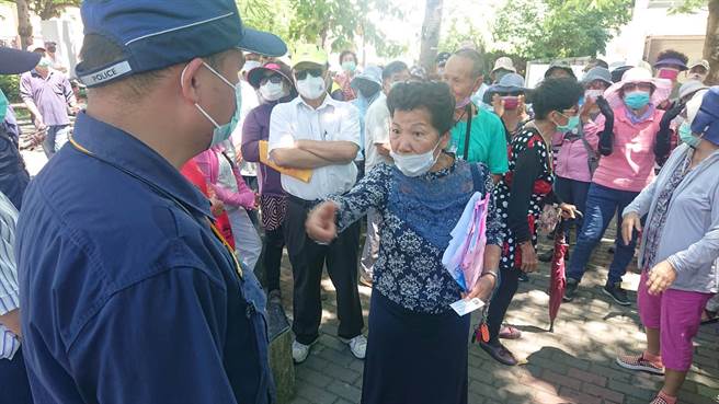 台南市反北外環快速道路南移自救會發起人蔡善甄20日率領數百人到永華市政中心抗議，在見不到台南市長黃偉哲後，當著警察的面悻悻然開罵。（程炳璋攝）