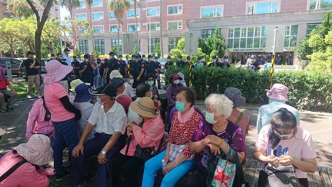 反台南市北外環快速道路南移自救會成員20日到台南市政府抗議，遭警察擋在門口。（程炳璋攝）