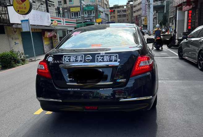 他見前方車主後車箱貼「女新手」貼紙，網嚇瘋喊：「快遠離」。（圖／翻攝自臉書路上觀察學院）
