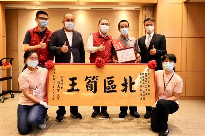 新北市五股农友陈广益、三峡农友黄清泉和朱柏苍，分别获得新北笋王和北区冠军笋王。新北市长侯友宜今在市政会议颁发匾额给3位农友，感谢笋农辛劳。（新北市农业局提供）