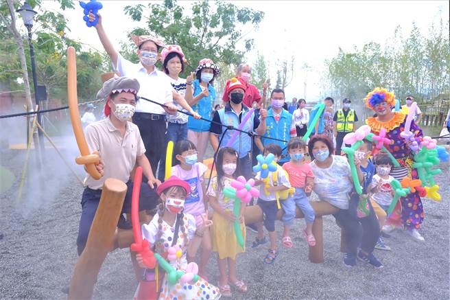 本周六芎林公4特色公园启用，园内设置竹县首创水雾设施，县长杨文科（后左一）化身海盗与孩子在迷雾中抢先体验游具。（新竹县府提供／邱立雅竹县传真）