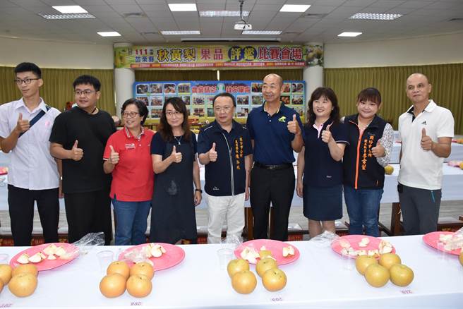 苗栗县2022年秋黄梨评鑑比赛，20日上午在头份市农会举行，总干事罗清香等推荐优良的秋黄梨，欢迎民眾踊跃选购苗栗秋黄梨。（谢明俊摄）